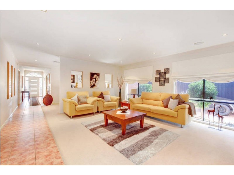 7 Southbank Walk, Taylors Hill VIC 3037