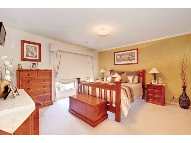 7 Southbank Walk, Taylors Hill VIC 3037