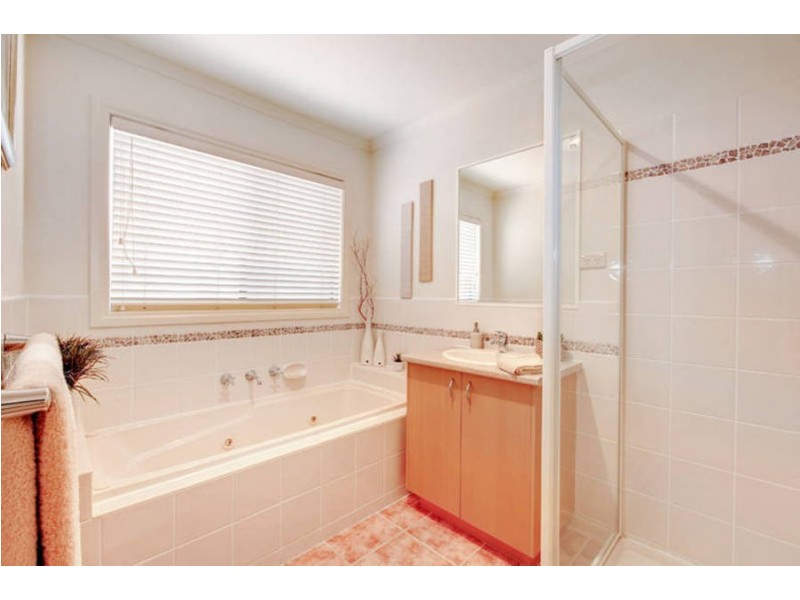 7 Southbank Walk, Taylors Hill VIC 3037