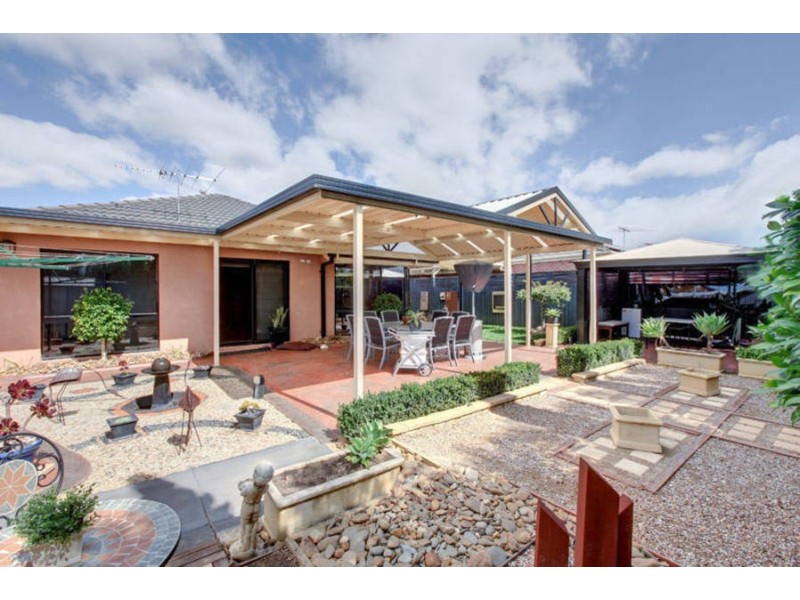 7 Southbank Walk, Taylors Hill VIC 3037