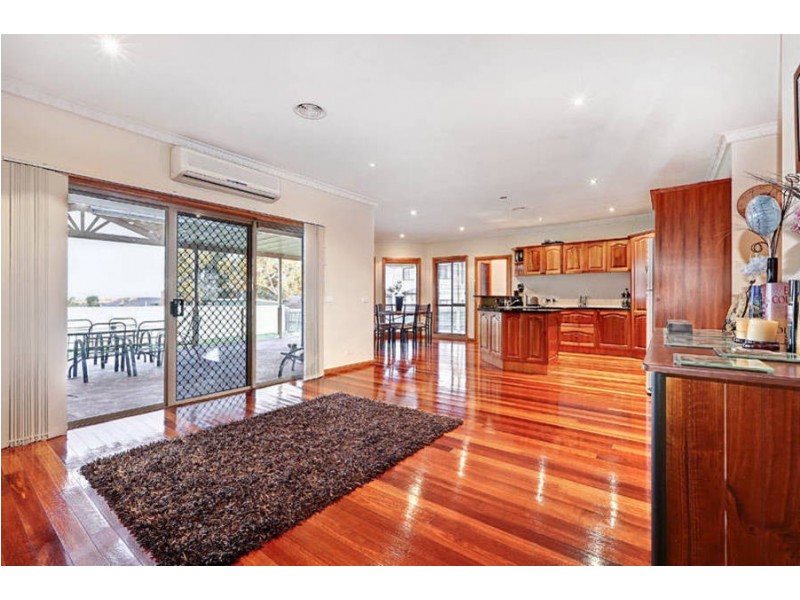 4 Bramshaw Crescent, Hillside VIC 3037