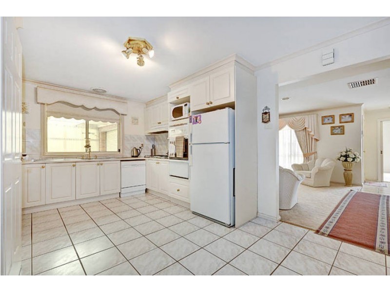 15 Aitken Drive, Delahey VIC 3037