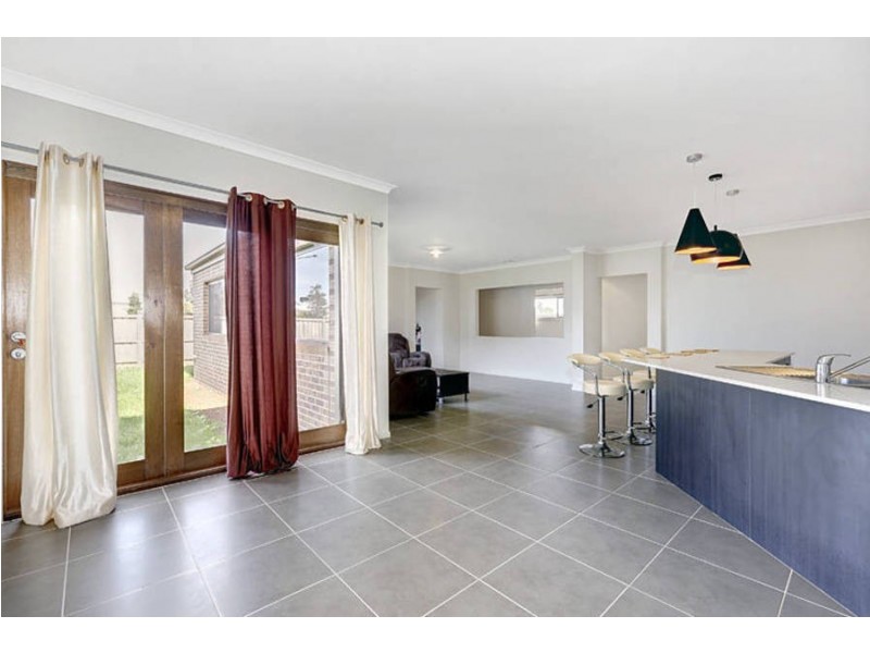 51 Redcliffe Terrace, Taylors Hill VIC 3037