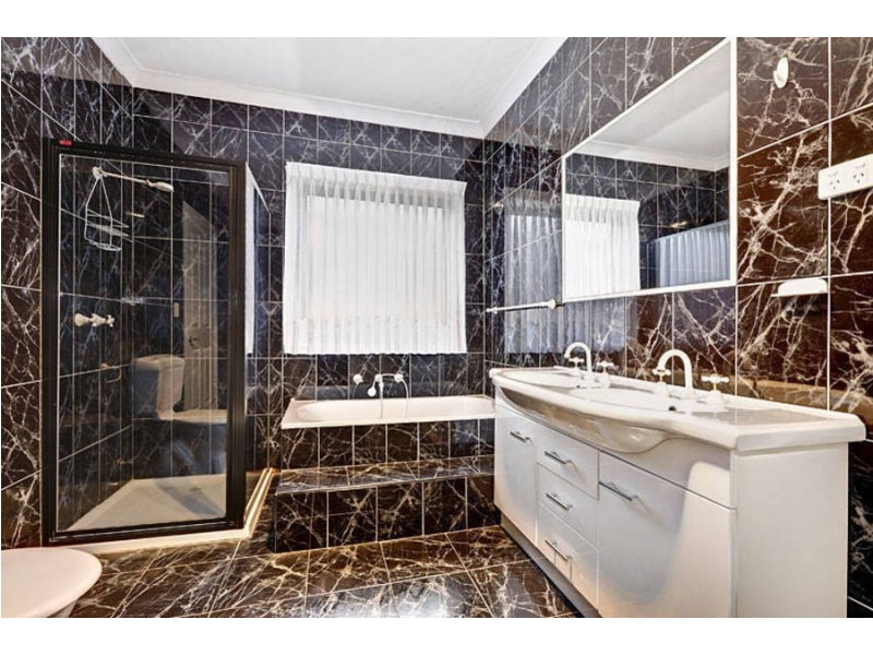 28 Pilgrim Drive, Hillside VIC 3037