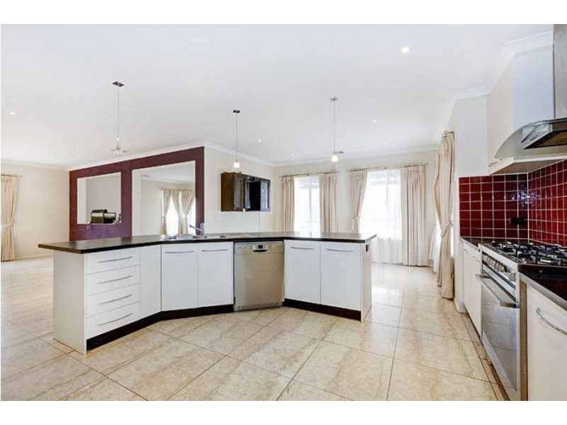 31 Addicott Way, Taylors Hill VIC 3037