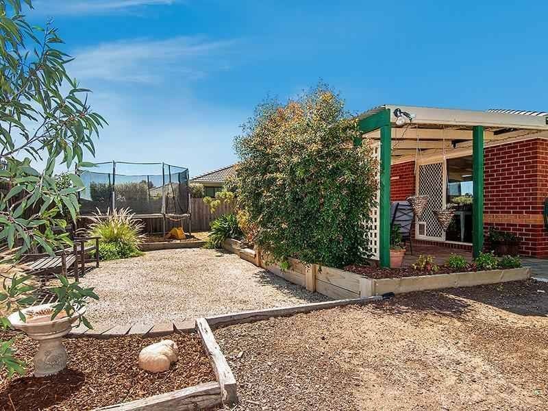 11 Mordaunt Drive, Hillside VIC 3037