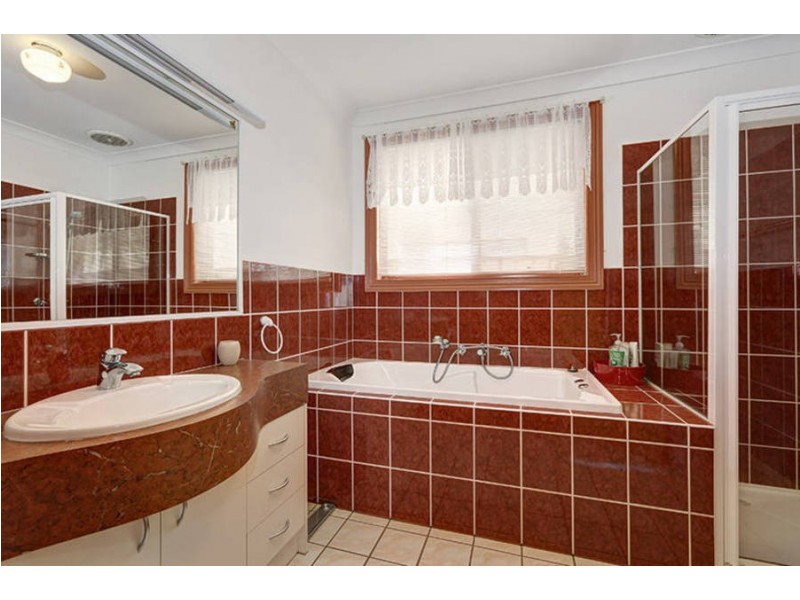 2 Canterbury Lane, Sydenham VIC 3037