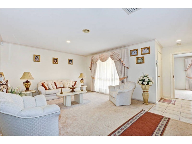 15 Aitken Drive, Delahey VIC 3037