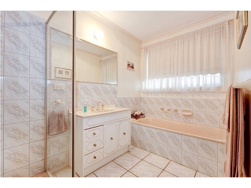 15 Aitken Drive, Delahey VIC 3037