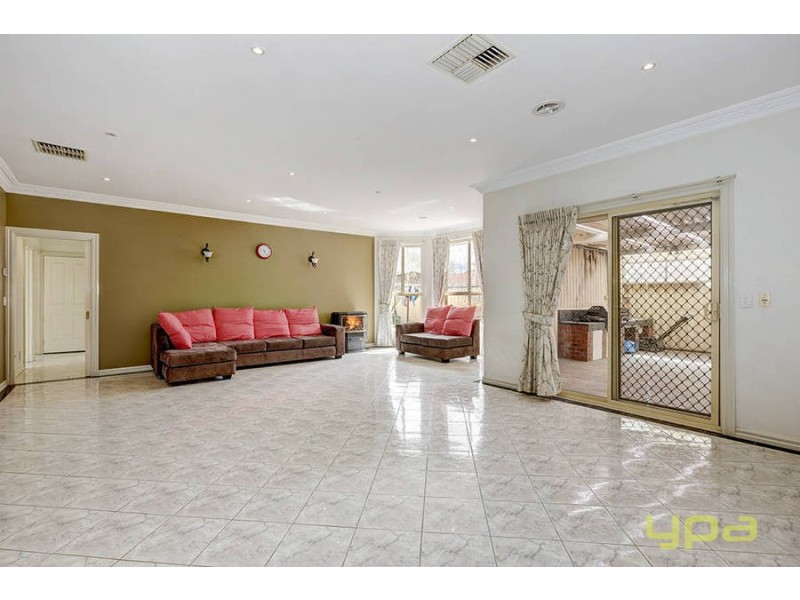 99 Robertsons Road, Taylors Lakes VIC 3038