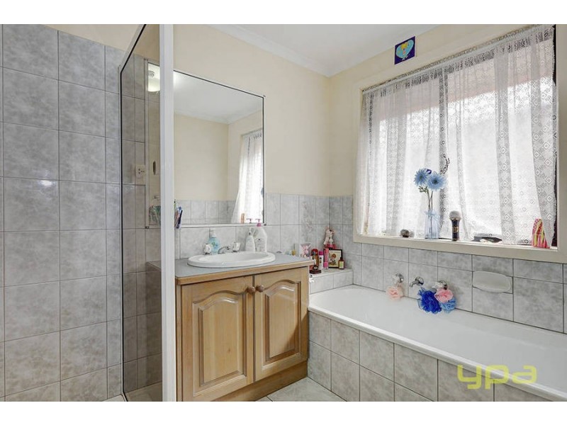 37 Paringa Drive, St Albans VIC 3021