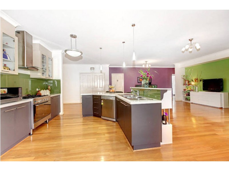 2 Cremorne Grove, Taylors Hill VIC 3037