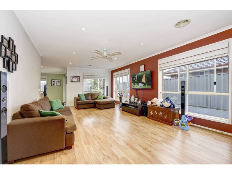 15 Klippel Way, Caroline Springs VIC 3023