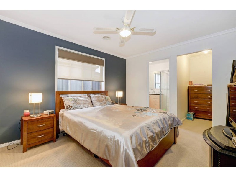 15 Klippel Way, Caroline Springs VIC 3023