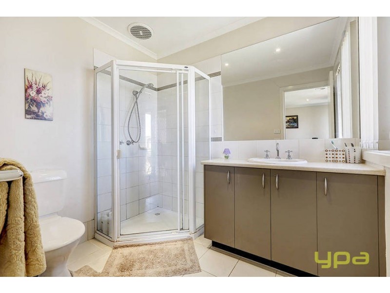 38 Amberlea Cct, Taylors Hill VIC 3037