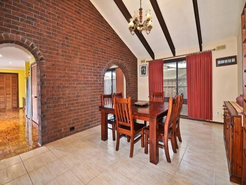 20 Murrabit Grove, Taylors Lakes VIC 3038