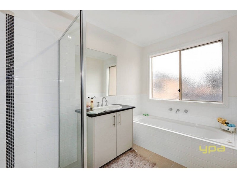 16 David CCT, Hillside VIC 3037