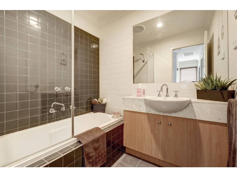 21B Wentworth Drive, Taylors Lakes VIC 3038