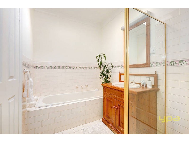 6 Saratoga Crescent, Keilor Downs VIC 3038