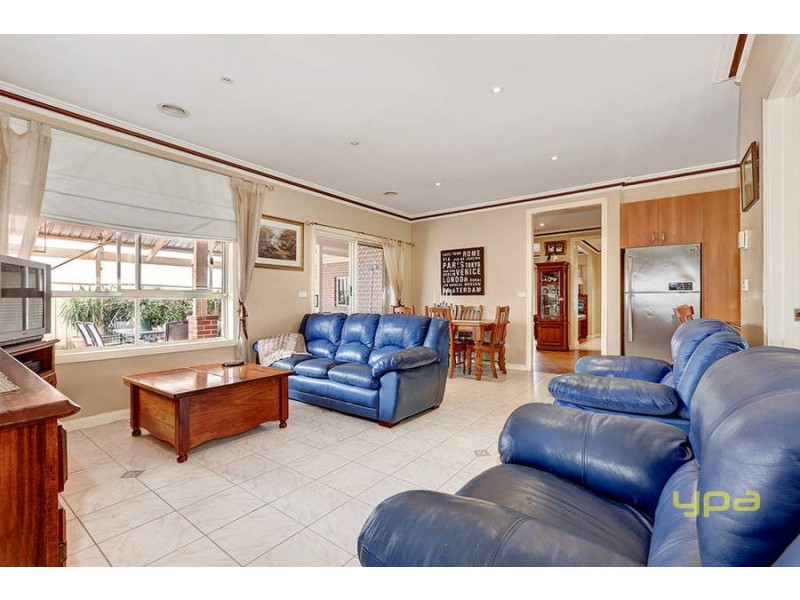 19 Southbank Walk, Taylors Hill VIC 3037