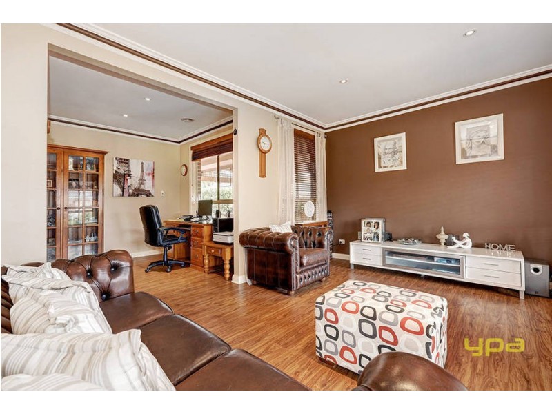 19 Southbank Walk, Taylors Hill VIC 3037