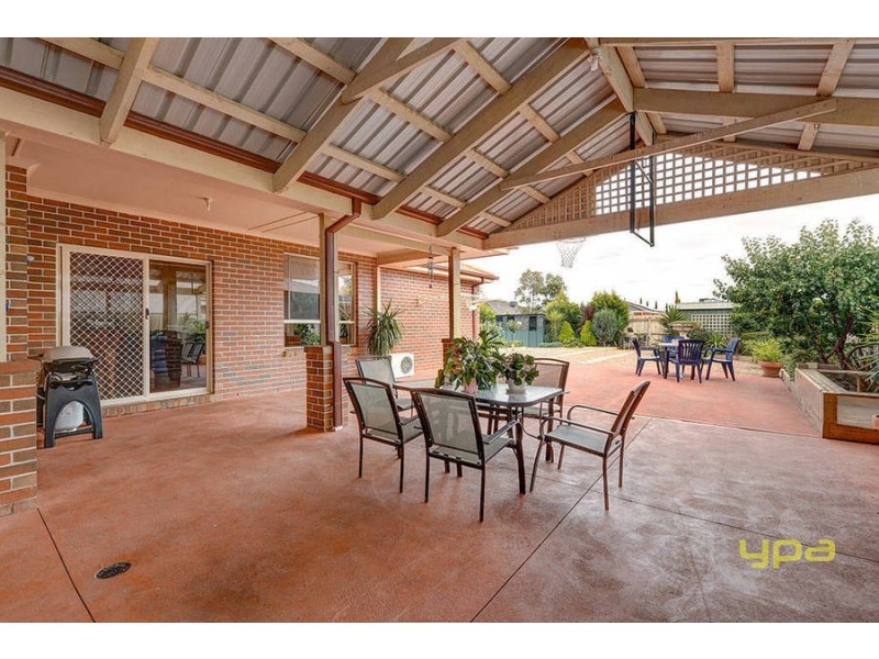19 Southbank Walk, Taylors Hill VIC 3037