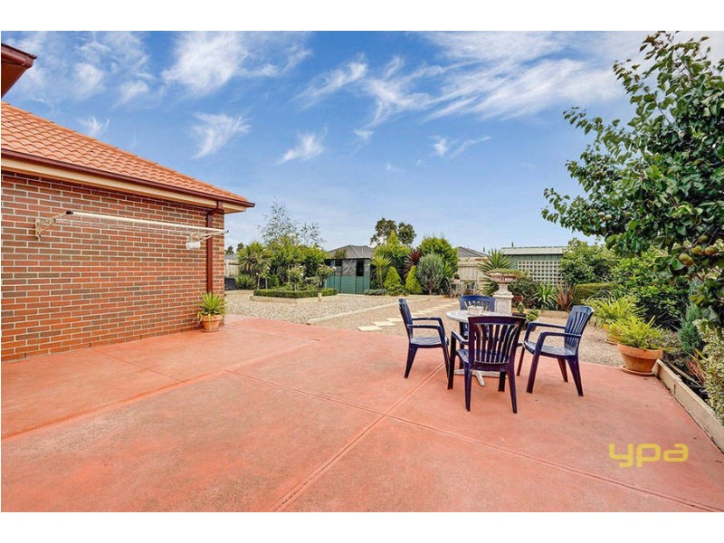 19 Southbank Walk, Taylors Hill VIC 3037