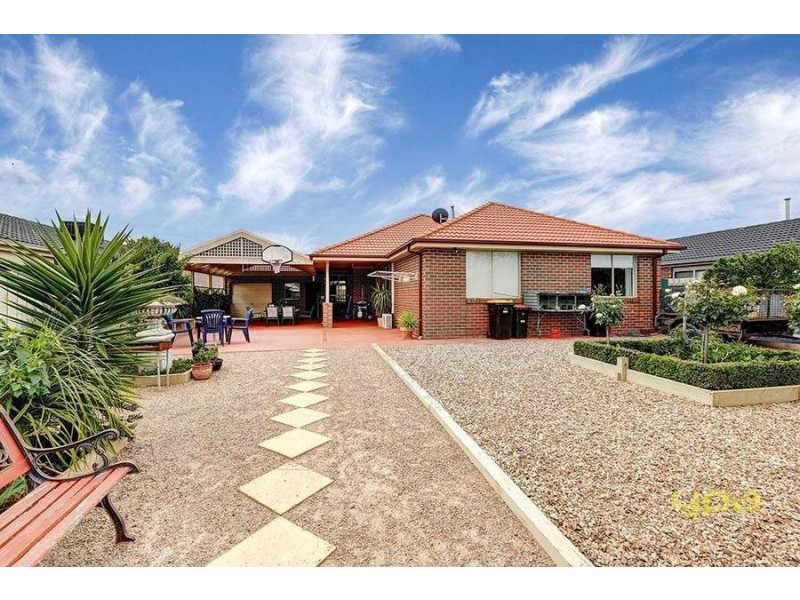 19 Southbank Walk, Taylors Hill VIC 3037