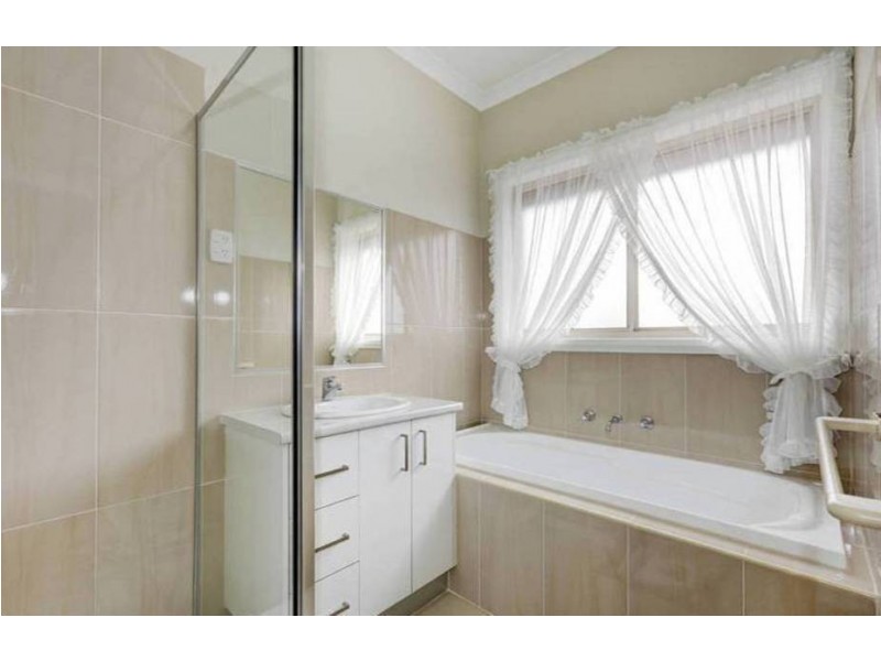 2/367 Taylors Road, Kings Park VIC 3021