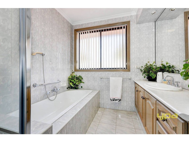 14 Laverock Court, Taylors Lakes VIC 3038