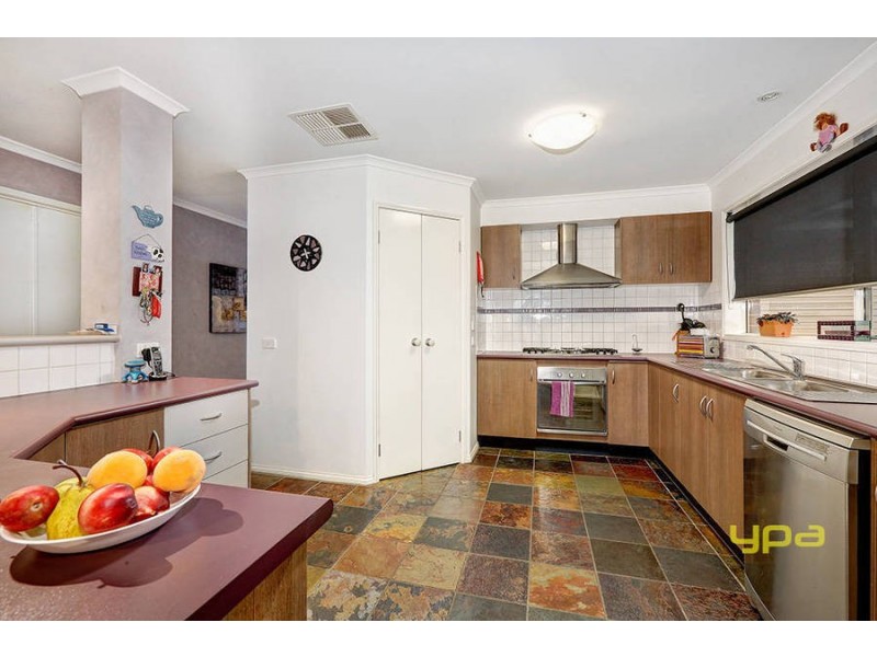 18 Eildon CCT, Taylors Hill VIC 3037