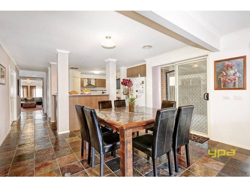 18 Eildon CCT, Taylors Hill VIC 3037