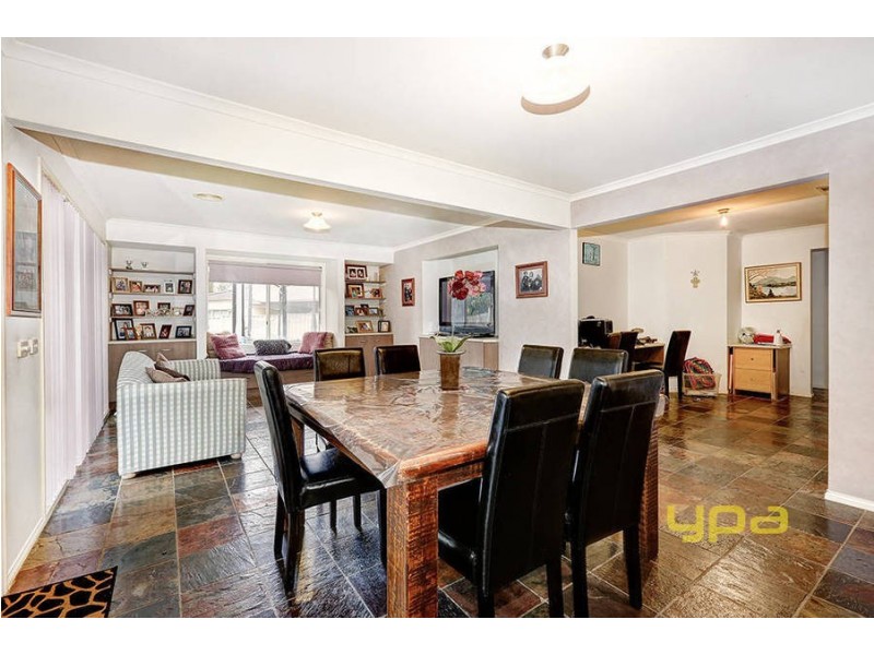 18 Eildon CCT, Taylors Hill VIC 3037