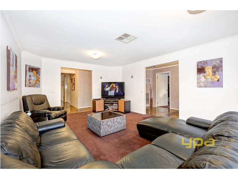 18 Eildon CCT, Taylors Hill VIC 3037