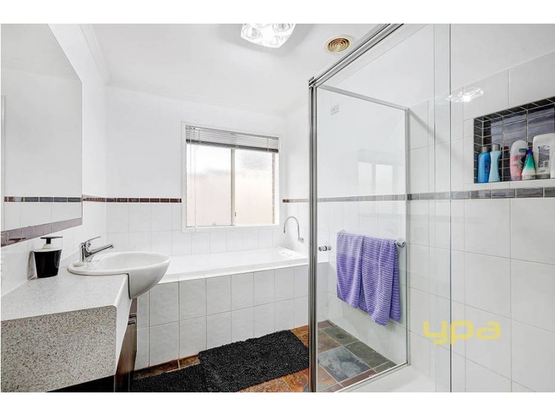 18 Eildon CCT, Taylors Hill VIC 3037