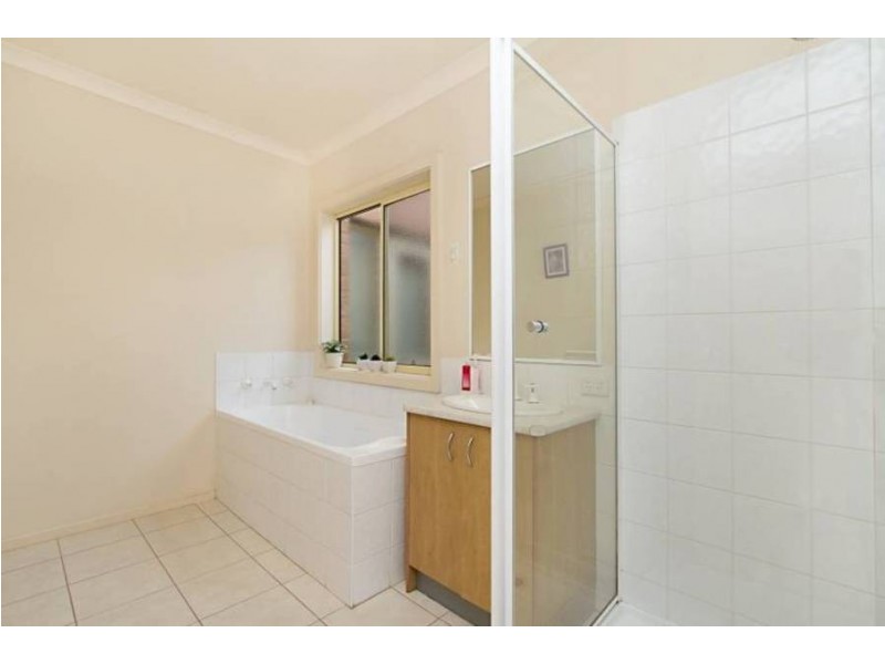 10 Tintern Loop, Hillside VIC 3037