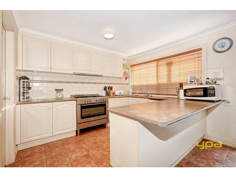 8 Mark Drive, Hillside VIC 3037