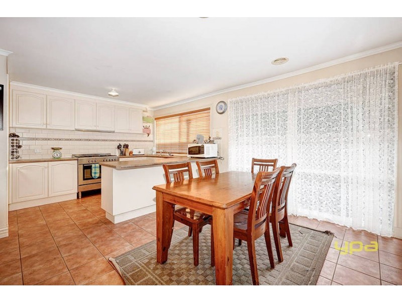 8 Mark Drive, Hillside VIC 3037