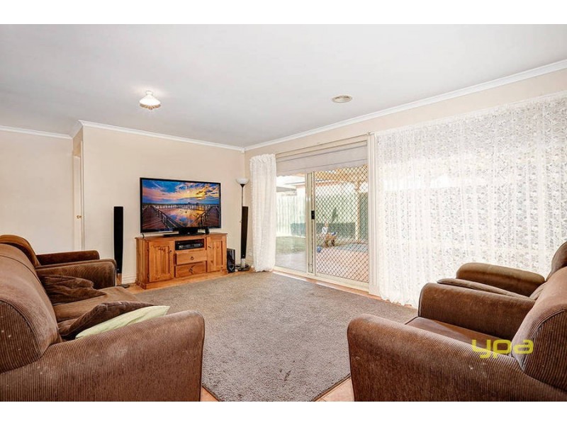 8 Mark Drive, Hillside VIC 3037