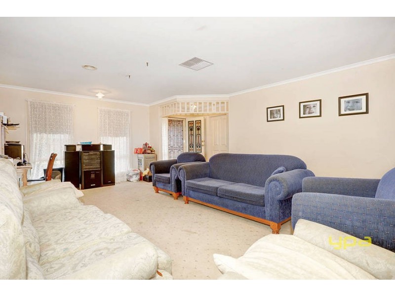 8 Mark Drive, Hillside VIC 3037