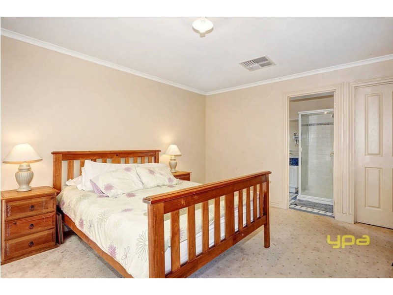 8 Mark Drive, Hillside VIC 3037