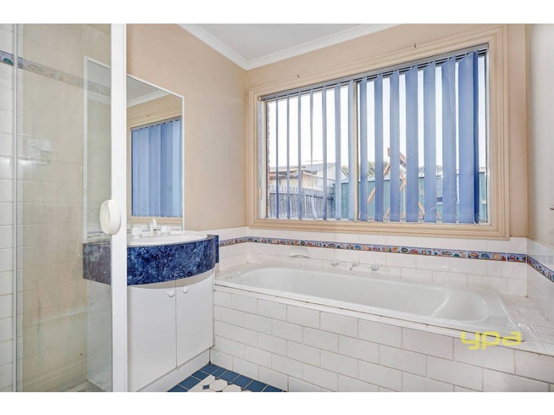 8 Mark Drive, Hillside VIC 3037