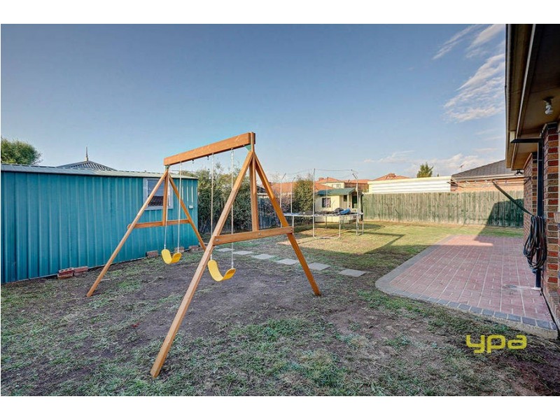 8 Mark Drive, Hillside VIC 3037