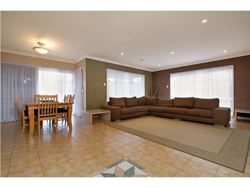 15 Martens Court, Taylors Lakes VIC 3038