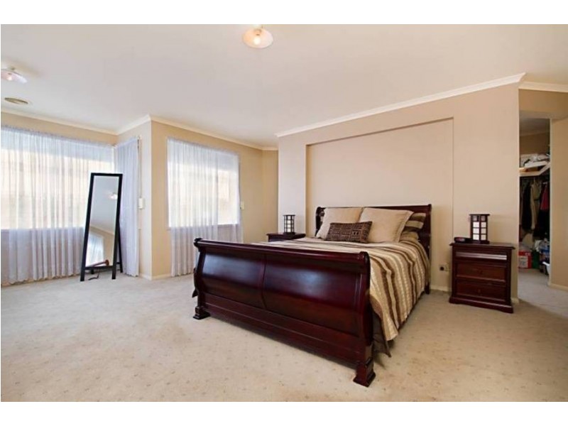 15 Martens Court, Taylors Lakes VIC 3038