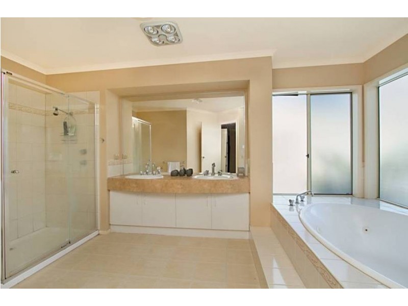 15 Martens Court, Taylors Lakes VIC 3038