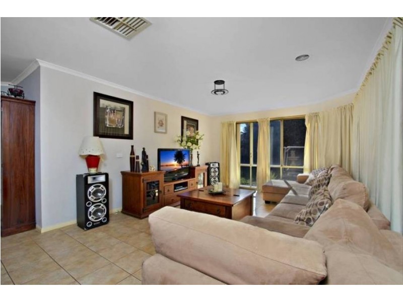 24 Graman Way, Taylors Hill VIC 3037