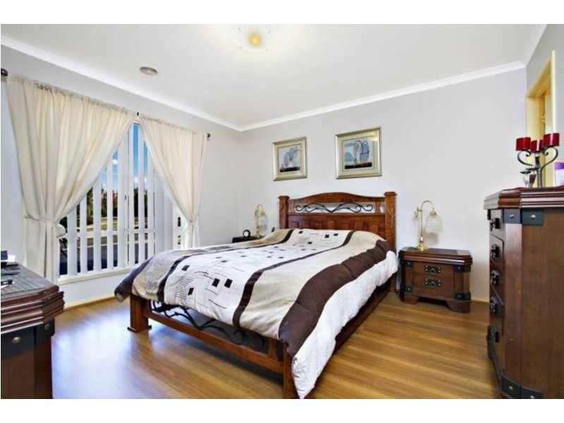 24 Graman Way, Taylors Hill VIC 3037