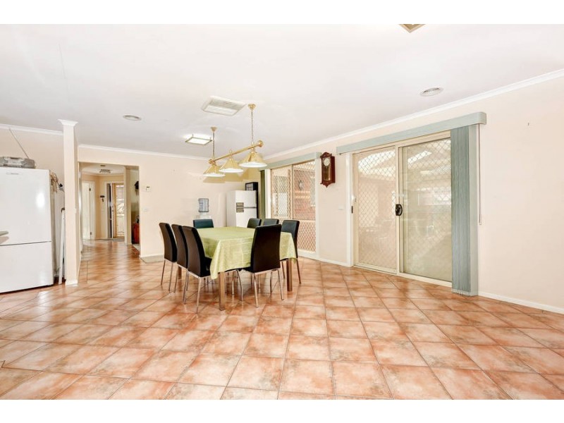 16  Flagstaff Lane, Taylors Hill VIC 3037