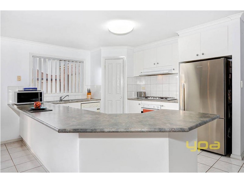 27 Glenelg Blvd, Taylors Hill VIC 3037